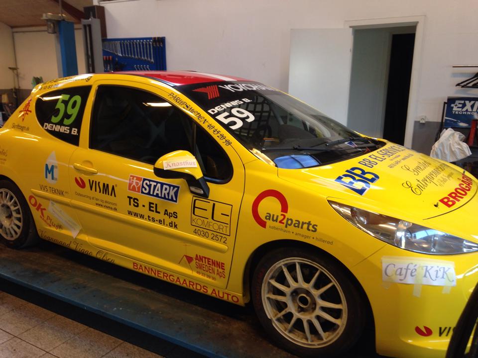 Klargøring af nymalet bil til 2014
(Foto: Team Bannergård Racing)